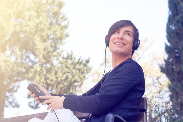 Alegre Chico Atractivo Escuchando Música Los Auriculares Disfrutando Parque Hombre —  Fotos de Stock