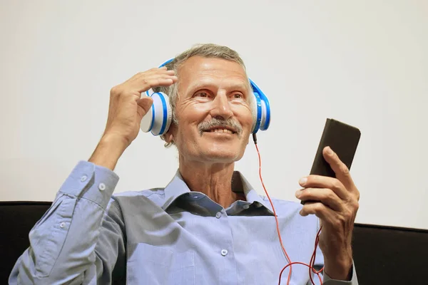 Anciano Escuchar Música Con Auriculares Retrato Hombre Maduro Sonriente Escuchando — Foto de Stock