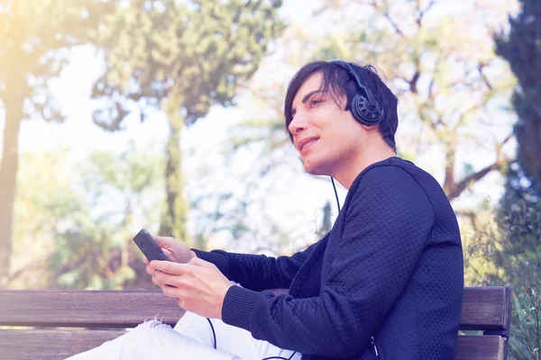 Alegre Chico Atractivo Escuchando Música Los Auriculares Disfrutando Parque Hombre —  Fotos de Stock