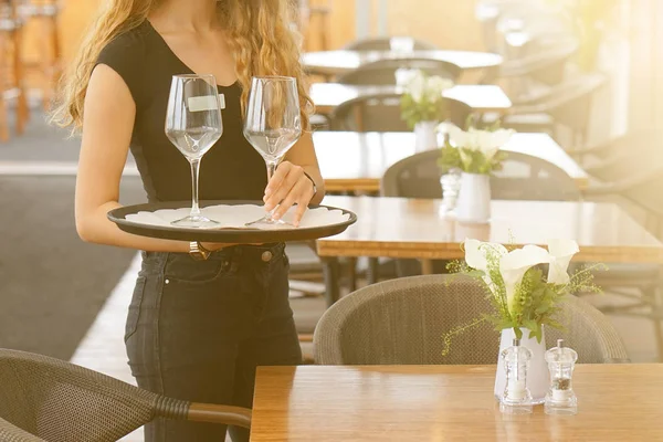 Camarera Sirve Una Mesa Restaurante Del Hotel Tiempo Mañana Concepto —  Fotos de Stock