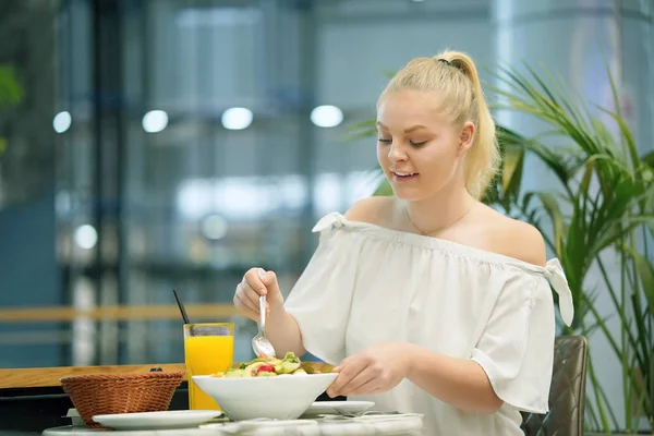 Junges Blondes Mädchen Isst Gemischten Gemüsesalat Café Porträt Einer Jungen Stockbild