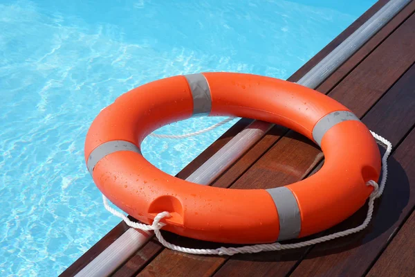 Anello Vita Rosso Trova Sul Pavimento Legno Della Piscina Ciclo — Foto Stock