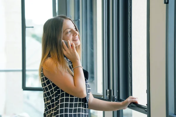 Mujer Bonita Hablando Por Teléfono Cerca Ventana Casa Oficina —  Fotos de Stock