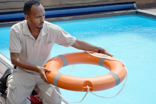 Hände Des Retters Mit Rettungsring Pool Hotelangestellte Wirft Eine Rettungsleine — Stockfoto