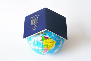 Bir harita veya gezegen Dünya'nın küre mavi İsrail biyometrik pasaport. Uluslararası seyahat kimlik belgesi. Seyahat kavramı.