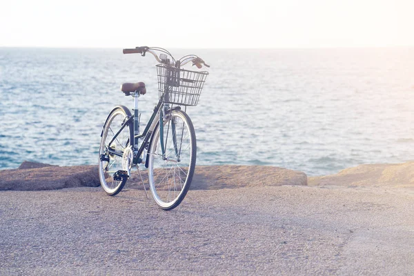 Bicicleta Aparcada Playa Moto Retro Cerca Del Mar Bicicleta Fondo — Foto de Stock