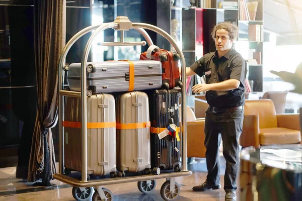 Nahaufnahme Vieler Koffer Auf Einem Hotelgepäckwagen Der Von Einem Klingelknaben — Stockfoto