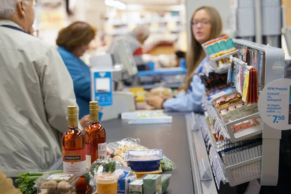 顾客在超市买菜 在店里和收银台工作人员登记 消费主义和人的概念 2018年9月7日 阿姆斯特丹 — 图库照片
