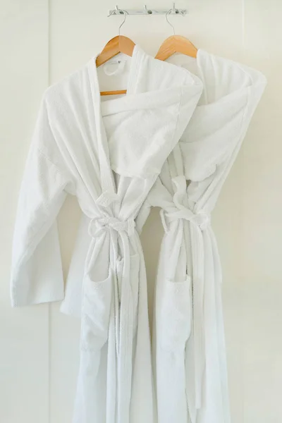 Két Fehér Kabátok Lógnak Ajtót Hotel Fürdőköpenyt Ajtón Fogas — Stock Fotó