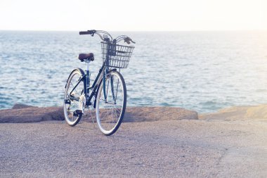 Bisiklet kumsalda Park. Retro bisikleti deniz kenarında. Deniz ufuk arka plan üzerinde bisiklet.