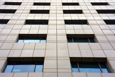 Alt görünümü cam kare Windows modern şehir İşletme Binası gökdelenin gri. Perspektif, ileri hareket basık ve yukarı. Ofis pencere alt görünümünü kapat.