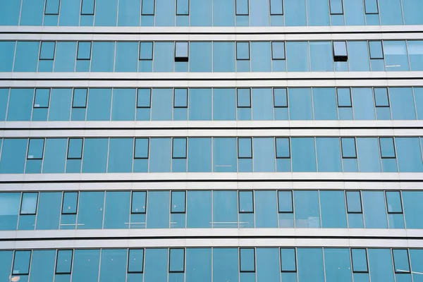 玻璃蓝色窗户的外观现代城市商业建筑摩天大楼 新小区的现代化公寓楼 建筑物的窗户 — 图库照片