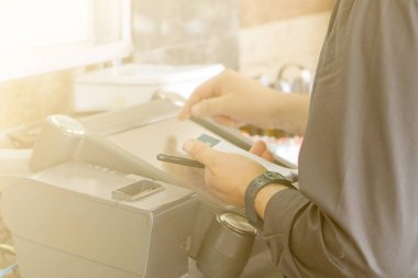 Erkek barmen OAI yazarkasa yeni emriyle. Bir restoran işçisi OAI yeni emriyle yazar kasa. Hizmet kavramı. Arkadan görünüm. Tonlama.