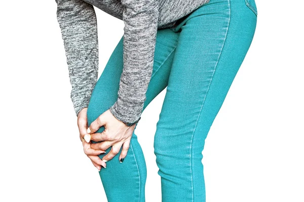 特写的女人在绿色牛仔裤腿与痛苦的膝盖 妇女感到关节疼痛 有健康问题和触摸腿与手 身体和保健概念 隔离在白色背景上 — 图库照片