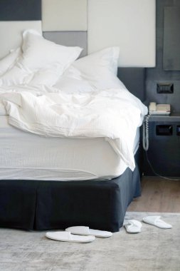 Otel buruşuk yatakta. Tamamlanmamış veya dağınık yatak komik gece, yeni evli çiftin seks sonra Close-up. Kirli Yataklı Oda süslemeleri. Nevresim, çarşaf ve yastık berbat kullanılan.