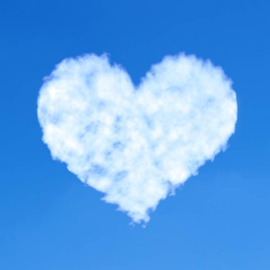 bulutlar mavi gökyüzü arka plan üzerinde kalp şeklinde