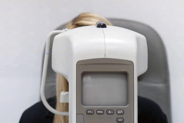 Las Mujeres Comprueban Visión Máquina Comprobando Visión Del Paciente Clínica —  Fotos de Stock