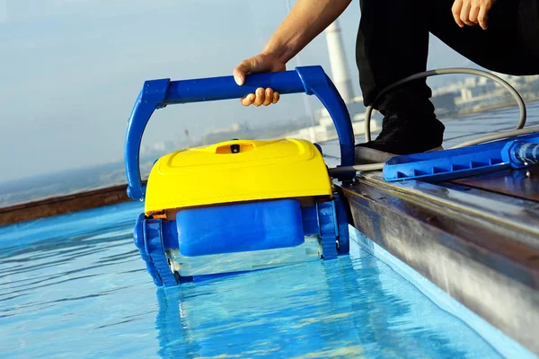 Limpeza Piscinas Durante Trabalho Robô Limpeza Para Limpeza Botton Piscinas — Fotografia de Stock