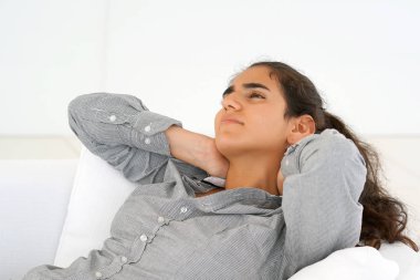 Rahat genç kız zevk dinlenme evde rahat kanepe üzerinde çekici kadın kanepede evde, meditasyon gözleri kapalı, taze hava nefes, içiniz rahat olsun, headshot portre rahatlatıcı sakin.