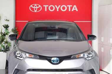 Mağaza Toyota otomobil. Bir cephe amblemi Toyota logosuna. Toyota Motor Corporation bir Japon otomotiv üreticisi Toyota, Tel Aviv merkezi var. 21 Ocak 2019. İsrail.