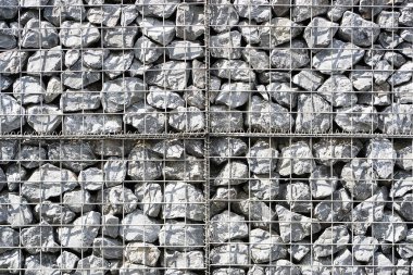 Demir altında küçük gri taş duvar dokusu kafes. Doğal taş duvar doku fotoğraf, taş arka plan, taş bahçe, gri duvar arka planda kat doku, gri.