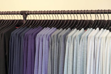 t gömlek elbise askısı. Moda Giyim Askıları dükkanda üzerinde. T gömlek spor elbise askısı, renkli T Shirt üzerinde asılı