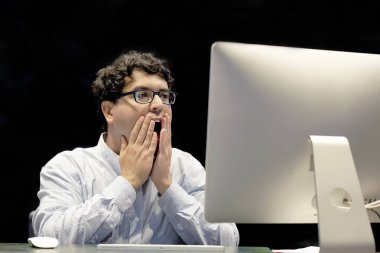 Erkek ofis çalışanı bir bilgisayar önünde hesaplamada bir hata yaptım. Stres, korku, yüz ifadesi, duygular. Kötü ekonomi kavramı. Yakın çekim.