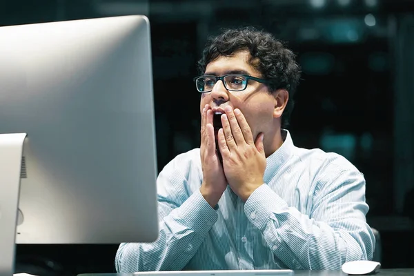 Männliche Rezeption Unter Stress Vor Dem Computer Der Hotelmanager Hat — Stockfoto