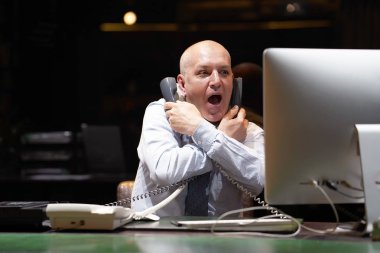 Stres bir office adam. Bir ofis çalışanı bir telefonun içinde bağıran adam. Komik surat ifadesi, duygular. Duygularını sorun tepki