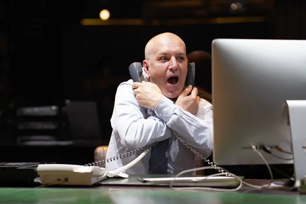 Biuro Człowiek Stresie Pracownik Biurowy Człowieka Krzyczał Telefonu Śmieszną Twarz — Zdjęcie stockowe