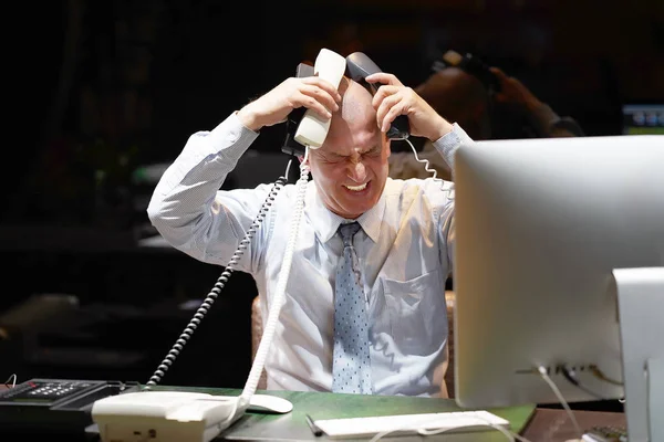 Ein Männlicher Hotelmanager Steht Vor Einem Computer Der Die Kundenanrufe — Stockfoto