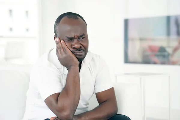 Hombre Africano Solitario Está Triste Sentado Cama Retrato Triste Primer — Foto de Stock