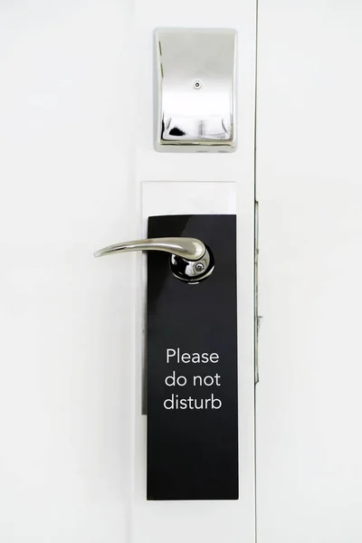 门把手上挂着不要乱动的标志 不要在酒店房间门口打扰到人的标志 后续行动 — 图库照片