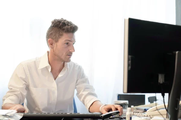 Männer Die Schreibtisch Kreativen Büro Arbeiten Büroangestellter Computer — Stockfoto