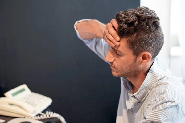 Крупный Офисный Работник Страдающий Головной Болью Мигрени Проблемы Здоровьем Стресс — стоковое фото