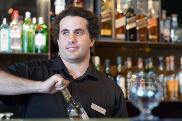 Kaukasiska Bartender Man Öppnar Flaska Whisky För Hotel Bar Kund — Stockfoto