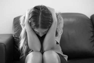 Siyah beyaz görüntü bir genç kadın depresyon ya da aile içi şiddet. kişi, keder ve aile içi şiddet kavramı. Close-up mutsuz Ağlayan kadın.