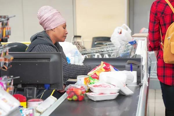 Cliente Compra Comida Supermercado Fazer Check Out Com Trabalhador Mesa — Fotografia de Stock