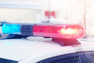 Bir polis aracı üstüne mavi ve kırmızı ışıklar Close-up. Tonlama