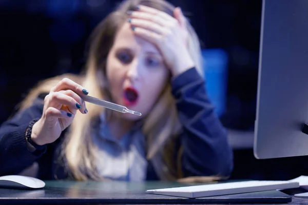 Close Van Kantoormedewerker Bedrijf Thermometer Handen Meten Van Lichaamstemperatuur Terwijl — Stockfoto