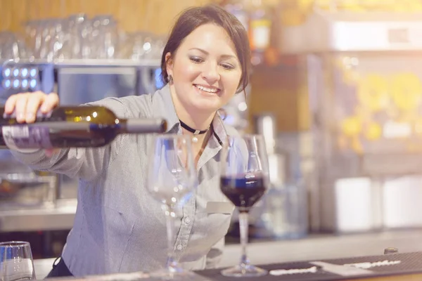 Barista Ragazza Piedi Sorridente Versa Vino Rosso Bicchiere Una Bottiglia — Foto Stock