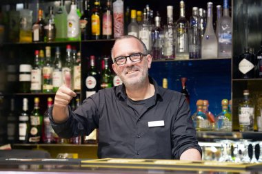 Profesyonel barmen kolunu işyeri closeup Tamam göster. Yüksek ve kaliteli hizmet. Hizmet kavramı.