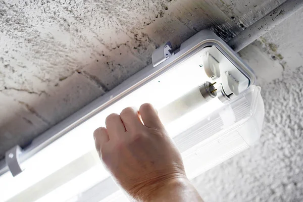 Электрические Руки Меняют Потолок Флуоресцентной Лампы Концепция Ремонта Обслуживания — стоковое фото