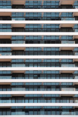 Cam gri modern şehir iş bina gökdelen kare Windows. Cam balkon binanın içinde. Yeni mahallede modern apartmanlar. Windows, bir bina, doku.