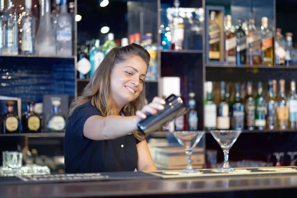 Die Professionelle Barkeeperin Schenkt Den Gästen Der Hotelbar Einen Frischen — Stockfoto