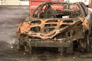 Yanan araba, yanan araba vücut. Yol kazası kaza veya kundaklama ateş tekerlek araba araç önemsiz yanmış. Tonlama.