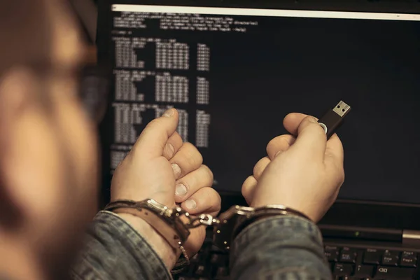 Hacker Handschellen Auf Dem Rücken Festgenommen Gefangener Oder Inhaftierter Terrorist — Stockfoto
