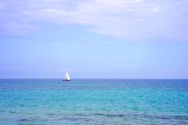 Deniz Ufukta Bir Yaz Gününde Yat — Stok fotoğraf