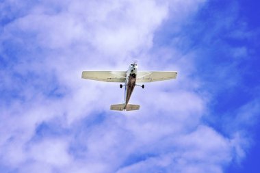 Uçak flys bulutlu gökyüzü. Küçük pervaneli uçak eğlence kullanmak için. Küçük retro uçak, mavi gökyüzü arka planda.