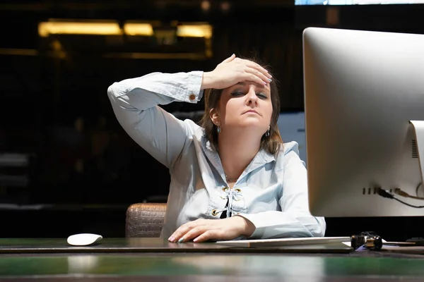 Kadın Resepsiyon Baş Ağrısı Migren Ağrısı Muzdarip Sağlık Sorunu Stres — Stok fotoğraf